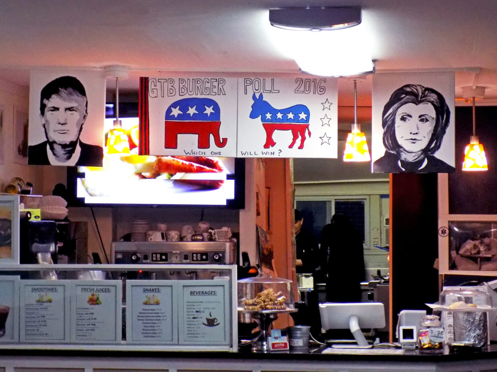 Les portraits des deux finalistes pour la présidentielle américaine de 2016, dans un restaurant peu avant le vote. // Source : Mr. Gray / Flickr