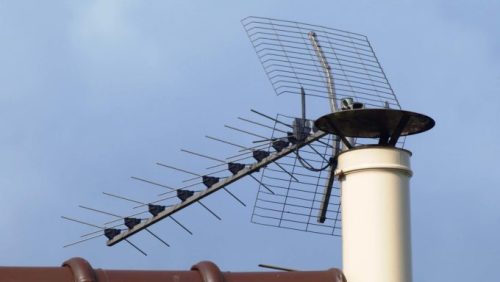 Une antenne yagi, sur un toit. // Source : François Goglins