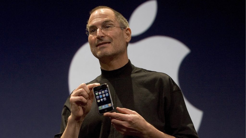 Steve Jobs présente le premier iPhone en 2007 // Source : Capture YouTube