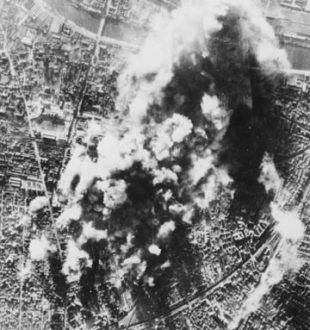 Bombardement de Paris pendant la Seconde Guerre mondiale // Source : National Archives and Records Administration