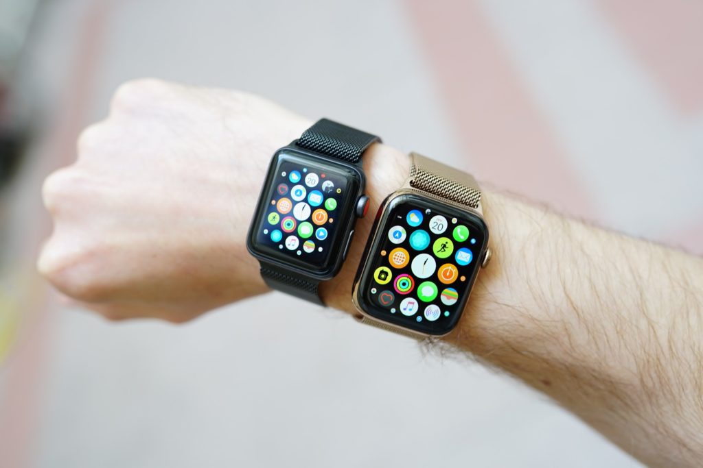 Series 3 38mm versus Series 4 44mm // Source : Ulrich Rozier pour Numerama Series 3 38mm versus Series 4 44mm // Source : Ulrich Rozier pour Numerama