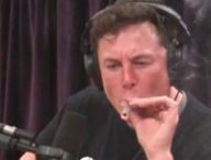 Elon musk en train de fumer un joint dans un podcast filmé, diffusé le 7 septembre 2018 // Source : YouTube/PowerfulJRE