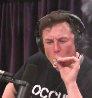 Elon musk en train de fumer un joint dans un podcast filmé, diffusé le 7 septembre 2018 // Source : YouTube/PowerfulJRE