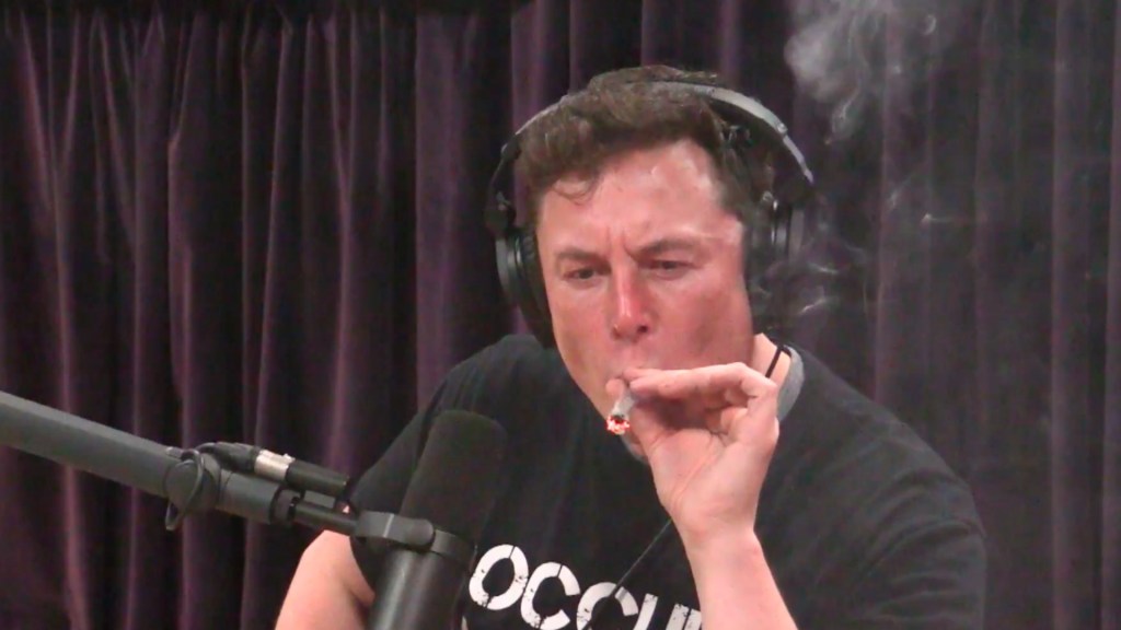 Elon musk en train de fumer un joint dans un podcast filmé, diffusé le 7 septembre 2018 // Source : YouTube/PowerfulJRE