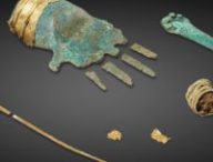 La main en bronze et autres objets retrouvés en Suisse // Source : Service archéologique du canton de Berne