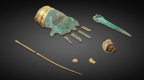 La main en bronze et autres objets retrouvés en Suisse // Source : Service archéologique du canton de Berne