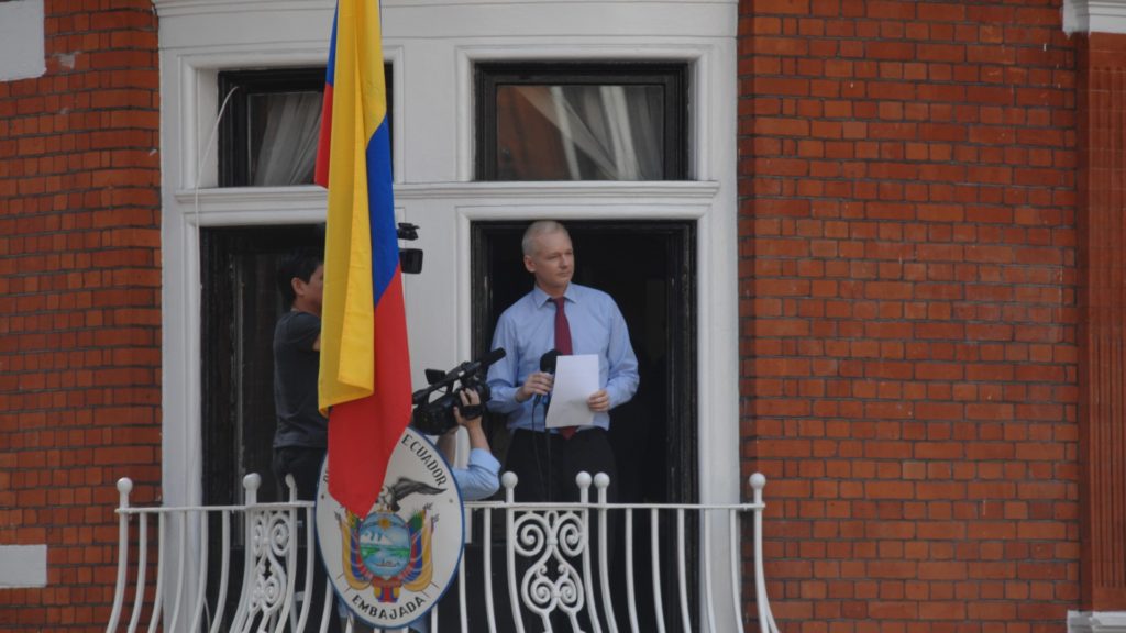 Julian Assange, au balcon de l'ambassade de l'Équateur à Londres, où il s'est enfermé depuis 2012 // Source : Snapperjack - Wikimédia
