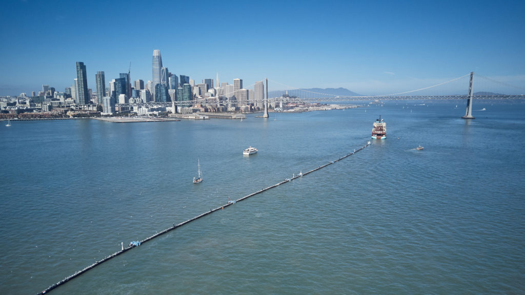 Une fois arrivé au continent de plastique de l'océan Pacifique, le bateau commencera son grand nettoyage. // Source : The Ocean Cleanup / Benjamin Von Wong