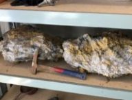 Les deux pépites d'or découvertes dans la mine de Beta Hunt. // Source : CNW Group/RNC Minerals