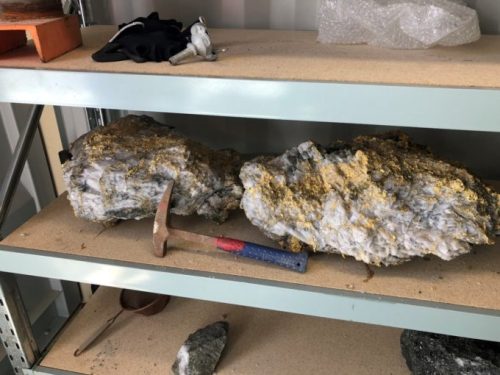 Les deux pépites d'or découvertes dans la mine de Beta Hunt. // Source : CNW Group/RNC Minerals