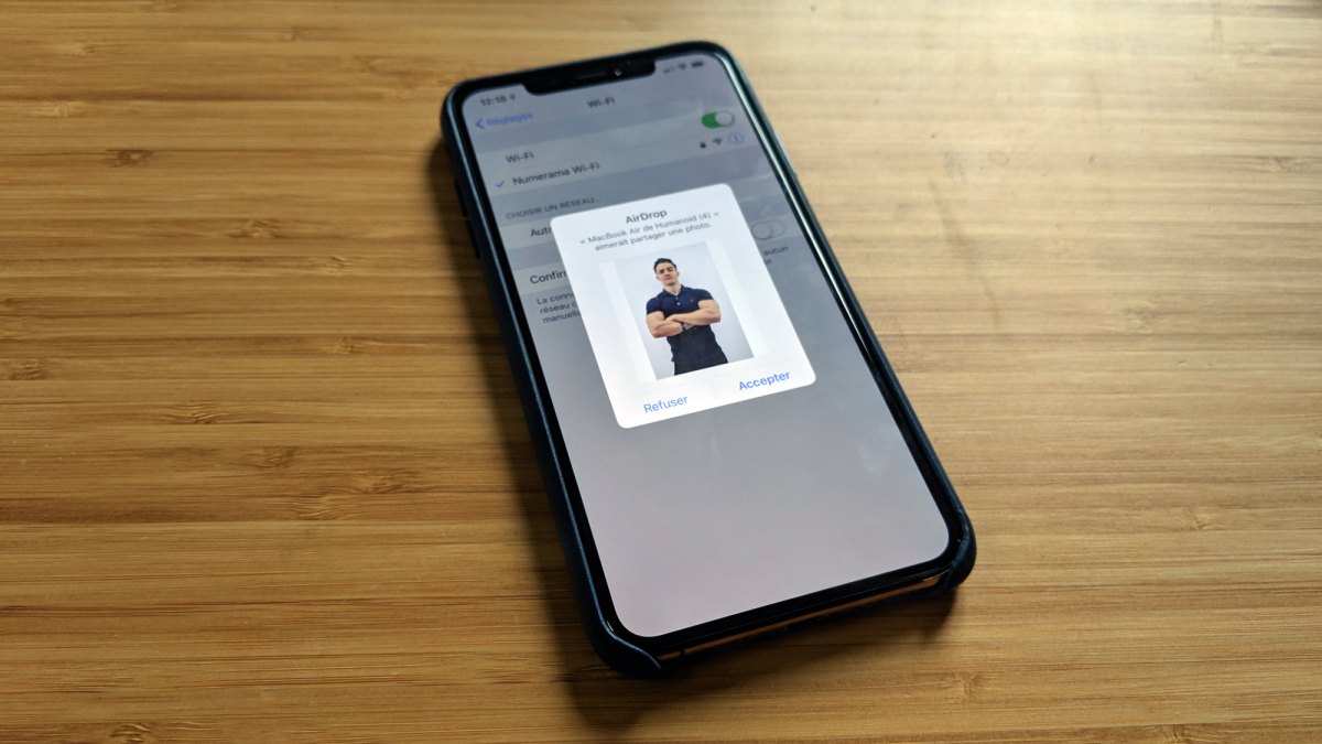 AirDrop permet de partager des fichiers entre amis ou collègues, mais aussi avec des inconnus. // Source : Numerama / Julien Cadot