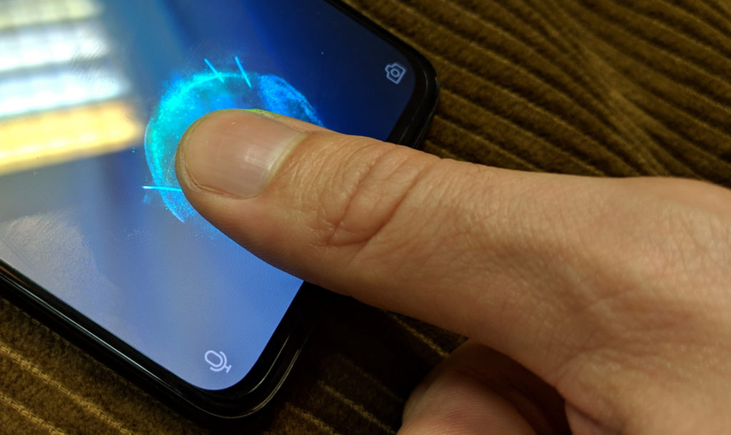 Le capteur d'empreinte sous l'écran du OnePlus 6T. Le capteur d'empreinte sous l'écran du OnePlus 6T.