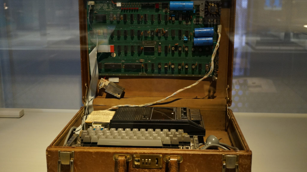 Un Apple-1 dans une valise // Source : Binarysequence - Wikimedia Un Apple-1 dans une valise // Source : Binarysequence - Wikimedia