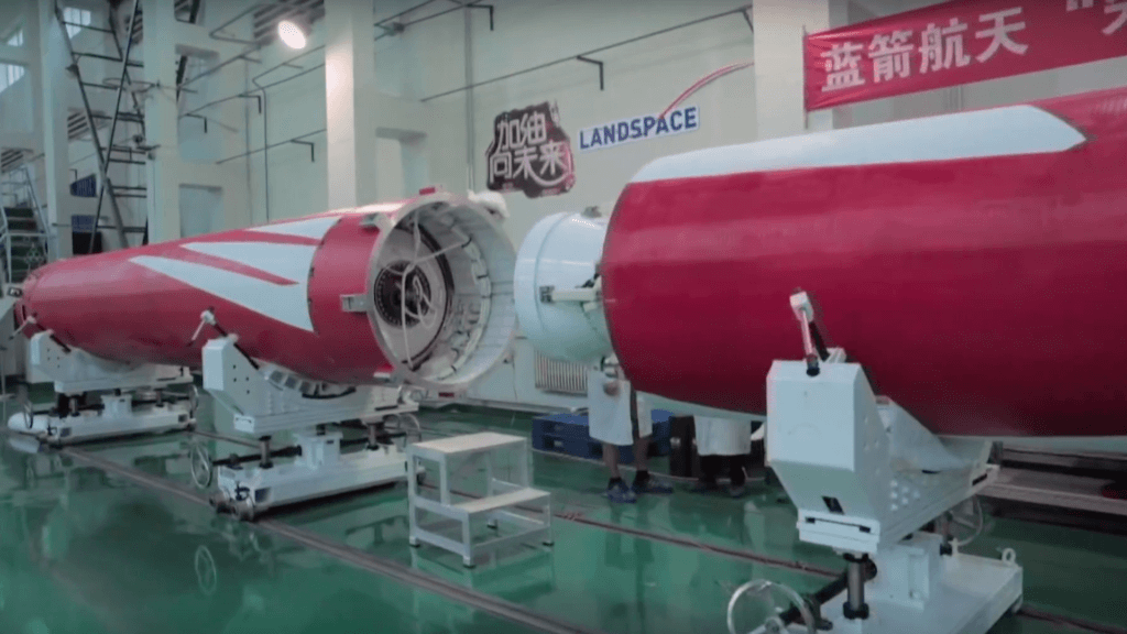 La Zhuque-1 pèse 27 tonnes et mesure 19 mètres de haut // Source : Youtube - SciNews/China Central Television