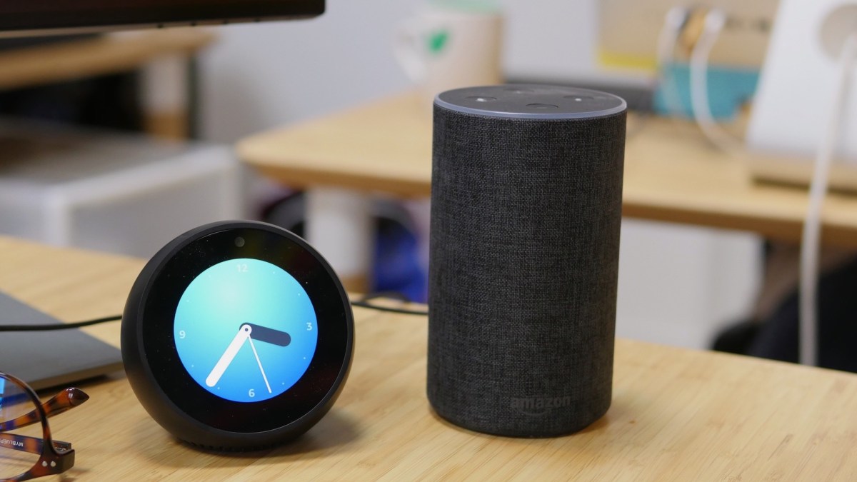 L'Amazon Spot à gauche, l'Echo à droite // Source : Ulrich Rozier / Numerama