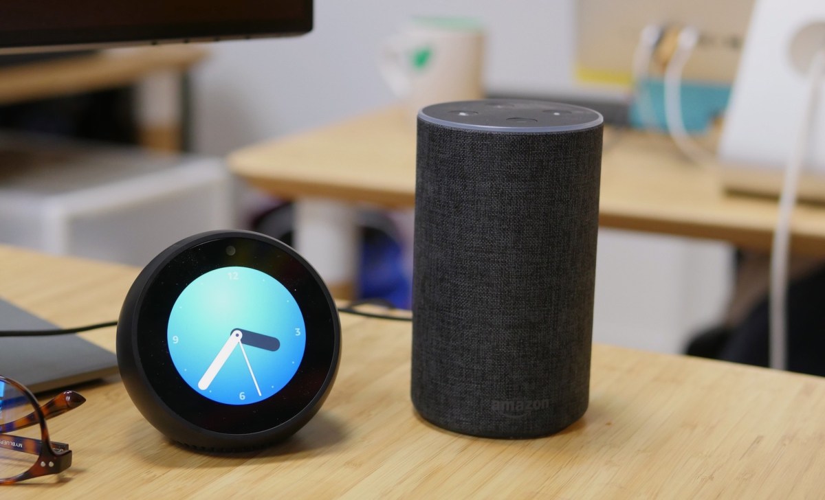 L'Amazon Spot à gauche, l'Echo à droite // Source : Ulrich Rozier / Numerama