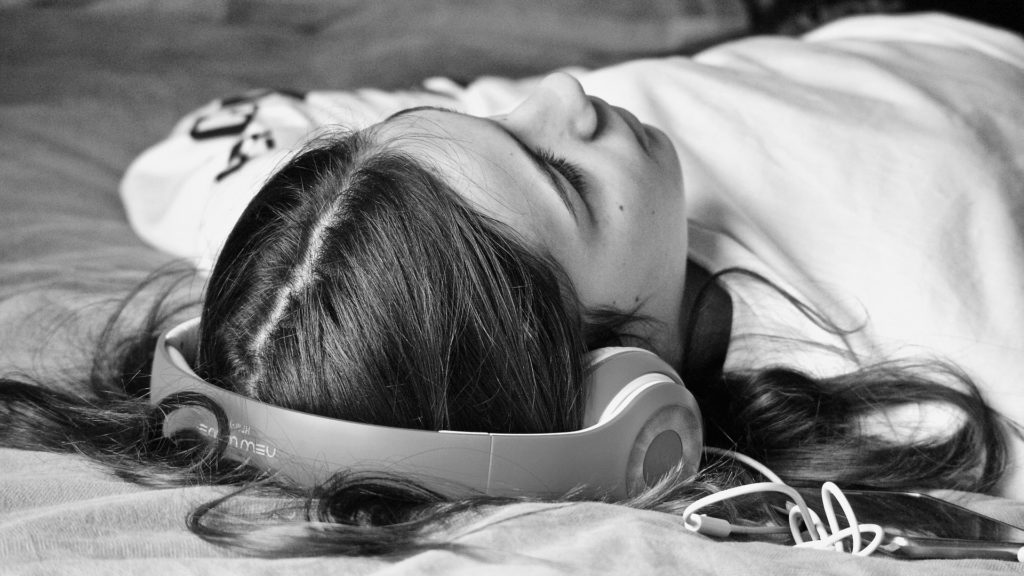 Le bruit blanc est utilisé par de nombreuses personnes pour favoriser l'endormissement. // Source : Pixabay/CC0 (photo recadrée et passée en noir et blanc)