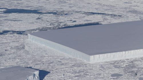 La Nasa a photographié un iceberg tabulaire. // Source : Flickr/CC/NASA/Jeremy Harbeck