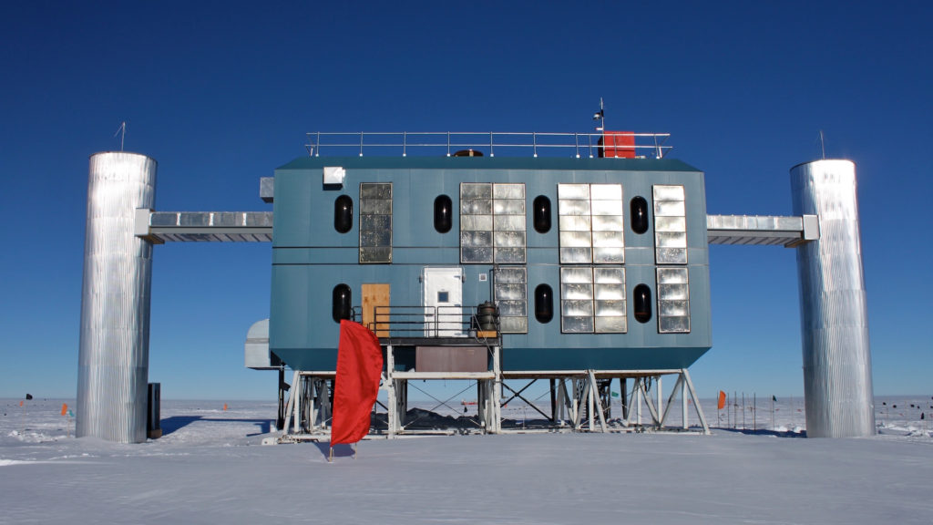 The IceCube observatory in Antarctica.  // Source: Flickr/CC/Eli Duke