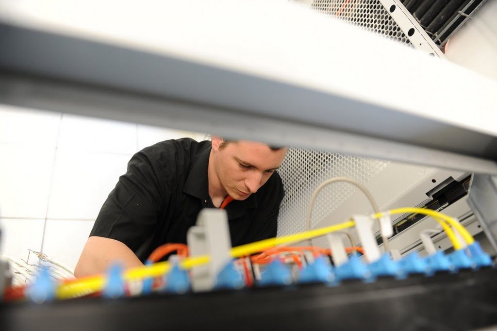 Un technicien d'Ikoula travaille sur un serveur dans un data Center de la marque française. Source : Ikoula.