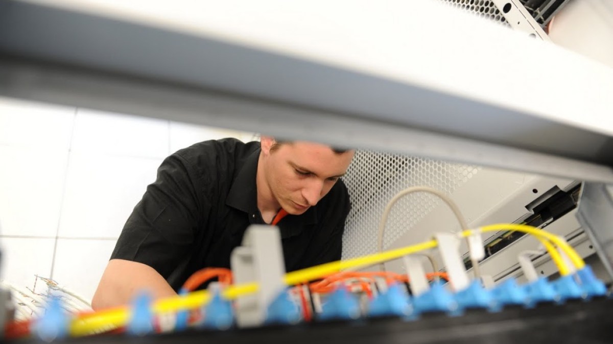 Un technicien d'Ikoula travaille sur un serveur dans un data Center de la marque française. Source : Ikoula.