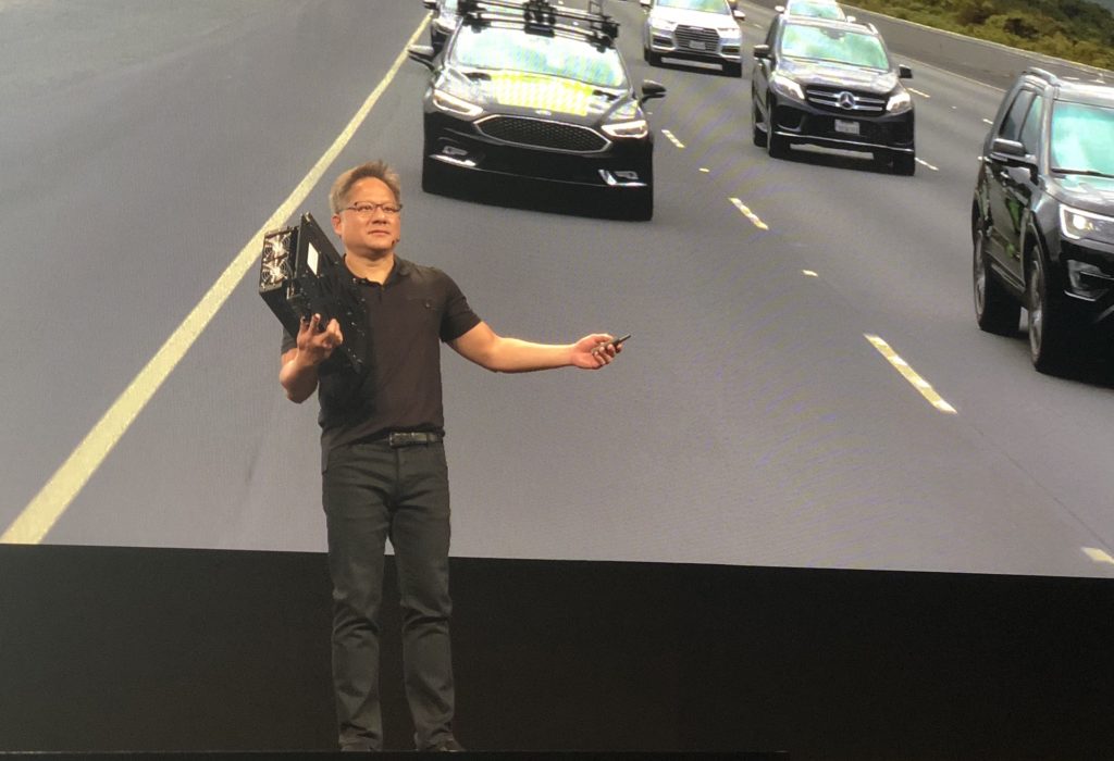 Jensen Huang, CEO d'Nvidia, tenant dans les mains le système Xavier qui sera sur les véhicules Volvo.  // Source : Numerama