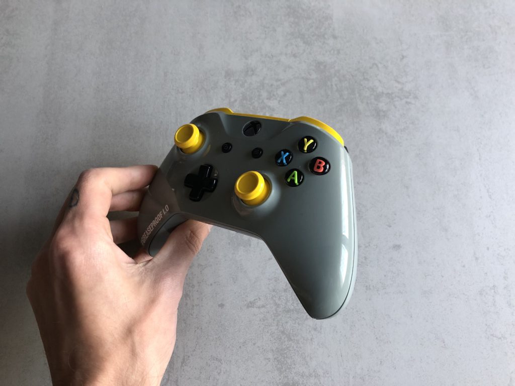 Manette anti-gras Xbox One // Source : Numerama