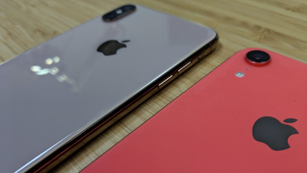 L'iPhone XR et l'iPhone XS. // Source : Numerama L'iPhone XR et l'iPhone XS. // Source : Numerama