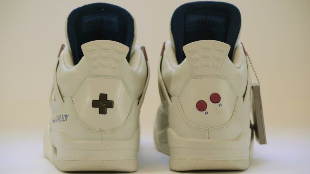 Les boutons de la Game Boy ont été placés au dos des sneakers. // Source : Freakersneaks