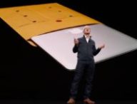 Tim Cook devant l'ancien Macbook Air // Source : URL
