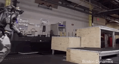 Le robot sait faire du parkour.  // Source : Capture d'écran / Boston Dynamics