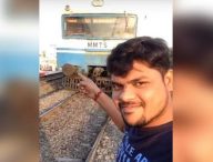 Cet homme qui se prend en selfie devant un train a lui miraculeusement survécu. // Source : Capture d'écran / Khabar ndtv