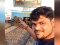 Cet homme qui se prend en selfie devant un train a lui miraculeusement survécu. // Source : Capture d'écran / Khabar ndtv