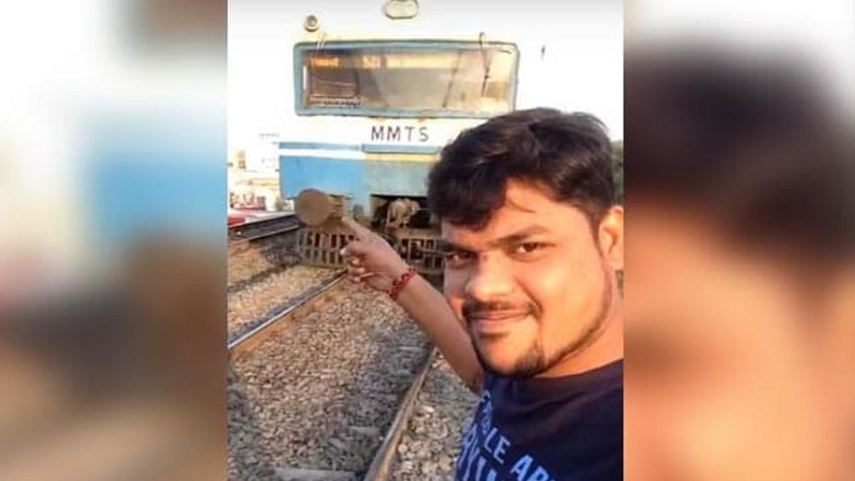 Cet homme qui se prend en selfie devant un train a lui miraculeusement survécu. // Source : Capture d'écran / Khabar ndtv