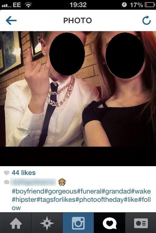 Aux funérailles, beaucoup n'hésitent plus à oser le selfie. // Source : selfiesatfunerals / Tumblr