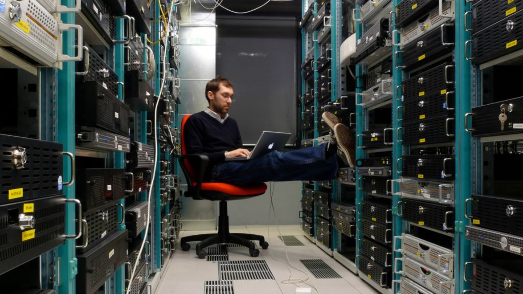 Un technicien dans un centre de données. // Source : Flickr/CC/Leonardo Rizzi