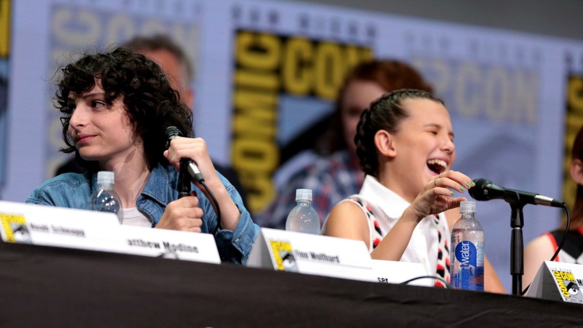 Finn Wolfhard et Millie Bobby Brown de Stranger Things // Source : Wikimedia Commons