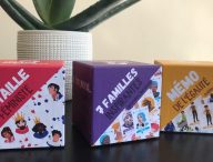 Les jeux sont présentés dans des boîtes cubiques colorés. // Source : Nelly Lesage pour Numerama