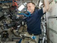 L'astronaute Ricky Arnold en train de filmer l'intérieur de l'ISS avec une caméra 8K. // Source : NASA