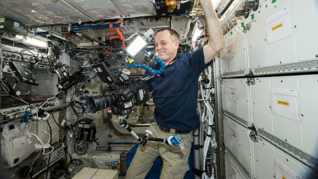 L'astronaute Ricky Arnold en train de filmer l'intérieur de l'ISS avec une caméra 8K. // Source : NASA