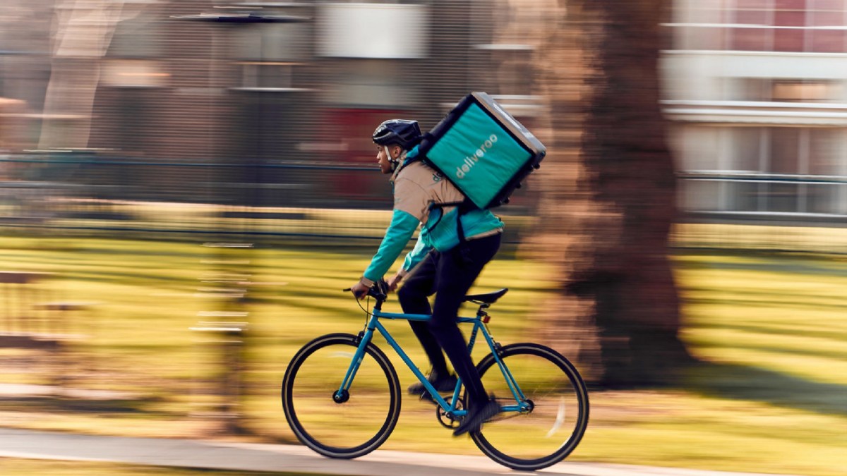 Pour la première fois, un livreur Deliveroo a obtenu le statut de salarié. // Source : Deliveroo