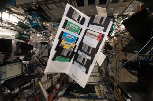 Des disquettes sur l'ISS. // Source : Alexander Gerst