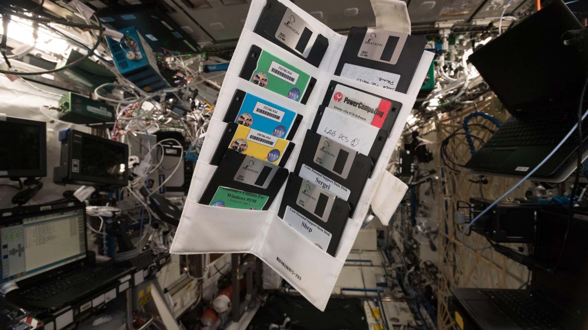 Des disquettes sur l'ISS. // Source : Alexander Gerst