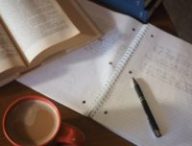 Un livre, un cahier et une tasse de café pour les révisions. // Source : Pixabay