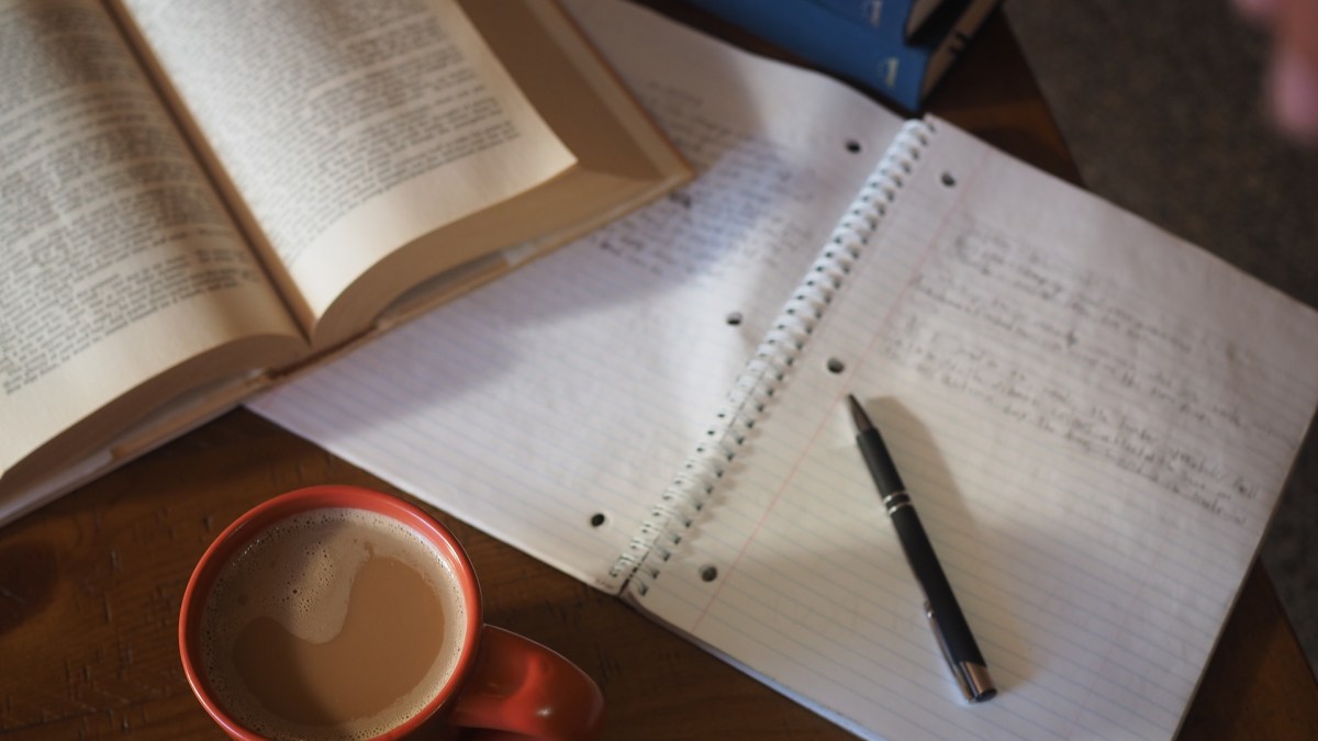 Un livre, un cahier et une tasse de café pour les révisions. // Source : Pixabay