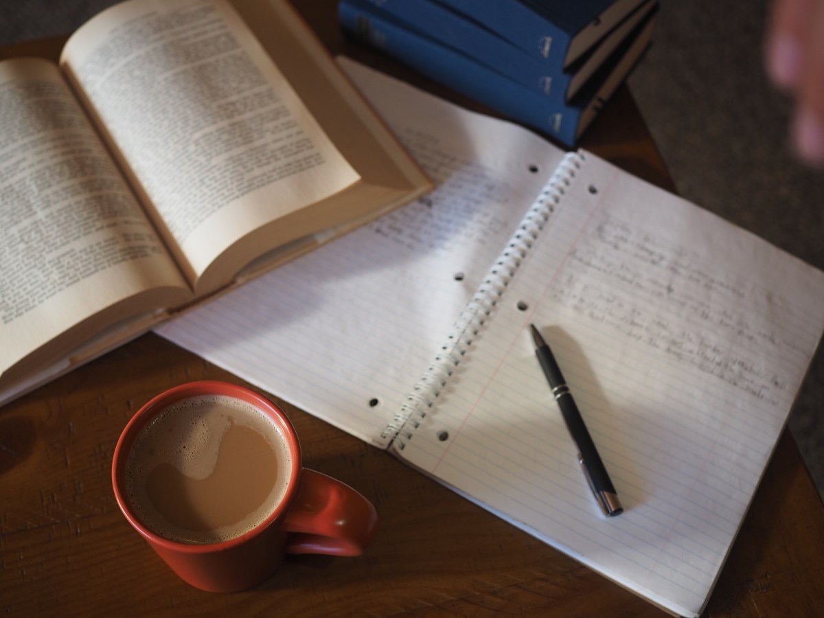 Un livre, un cahier et une tasse de café pour les révisions. // Source : Pixabay