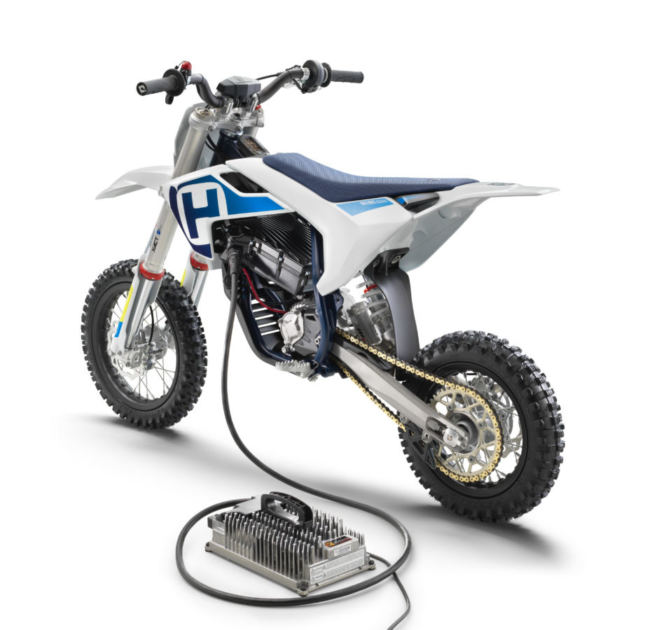 Branché sur une prise secteur, la moto se regarde à 80% en 45 minutes. // Source : Husqvarna Branché sur une prise secteur, la moto se regarde à 80% en 45 minutes. // Source : Husqvarna