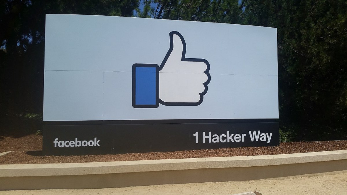 À l'entrée des locaux principaux de Facebook. // Source : Wikicommons