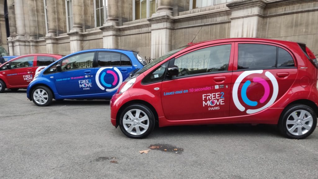 Les voitures bleues et rouges de Free2Move étaient exposées à l'extérieur de l'hôtel de ville de Paris. // Source : Numerama