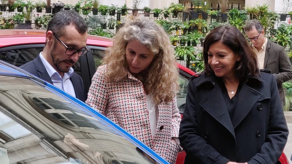 Anne Hidalgo présentait les voitures de Free2Move dans la cour de la mairie de Paris. // Source : Numerama